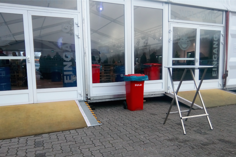 Zelt vor dem Stadion
