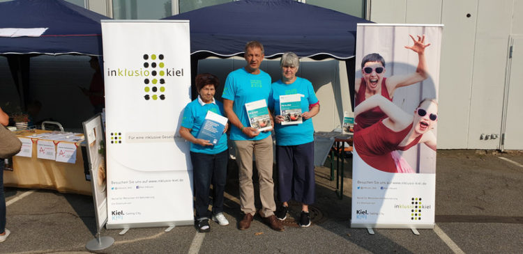 Der Stand: v. l.: Doris Michaelis-Pieper, Burkhard Ziebell, Angela Baasch