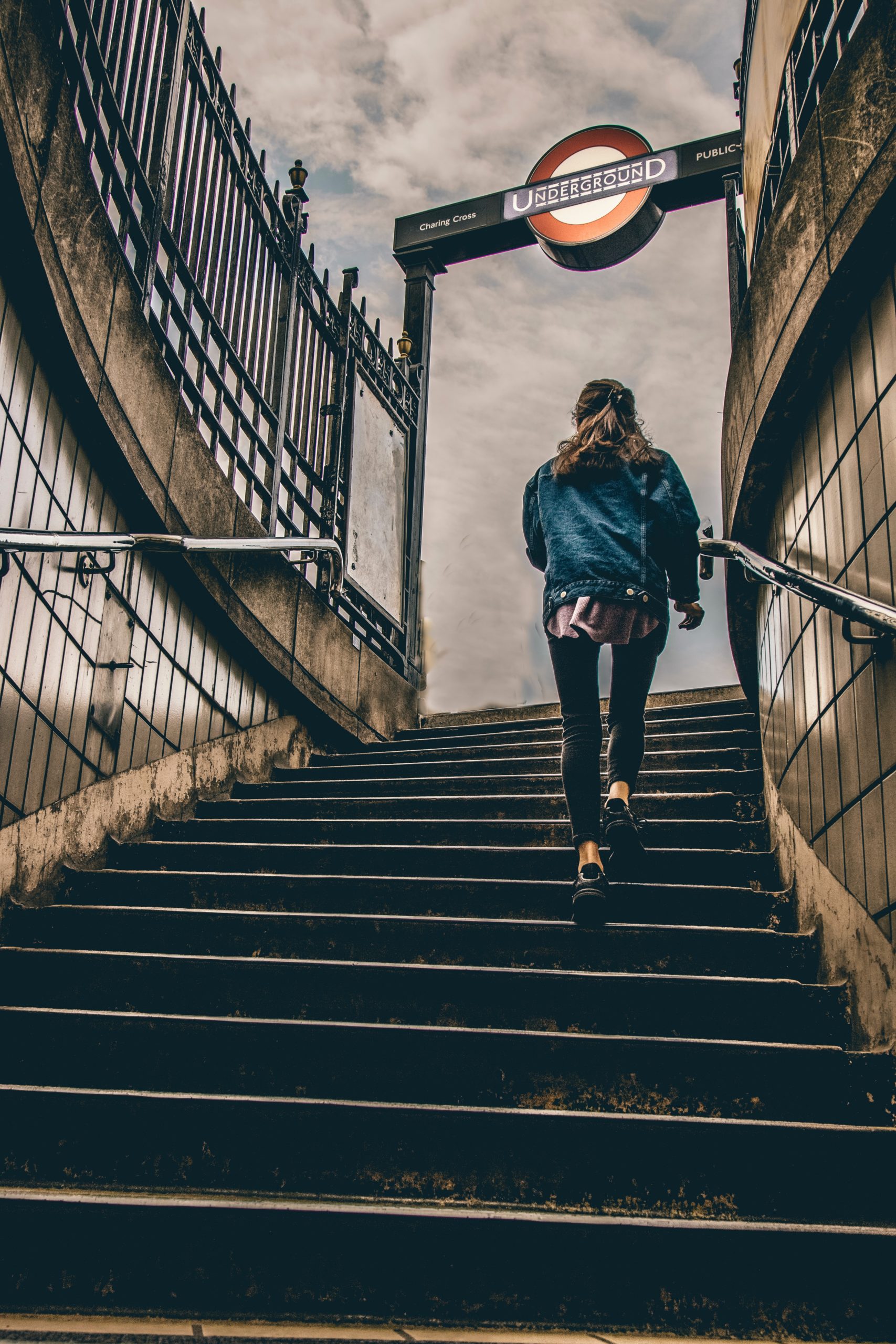 Person geht sportlich eine Treppe hoch