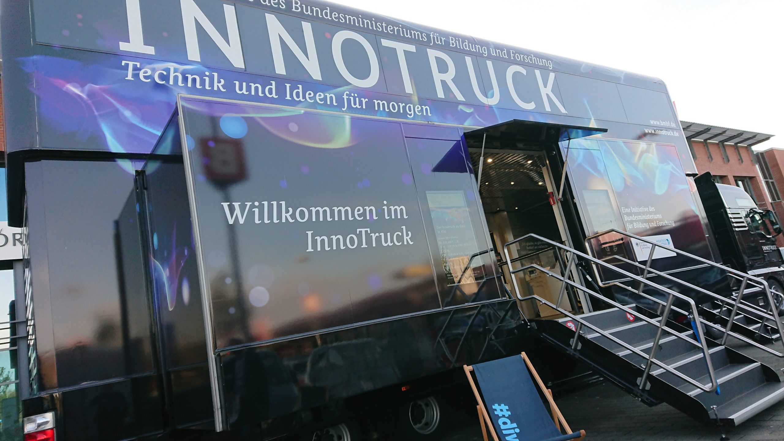 Innotruck des BMVI mit Treppe als Barriere