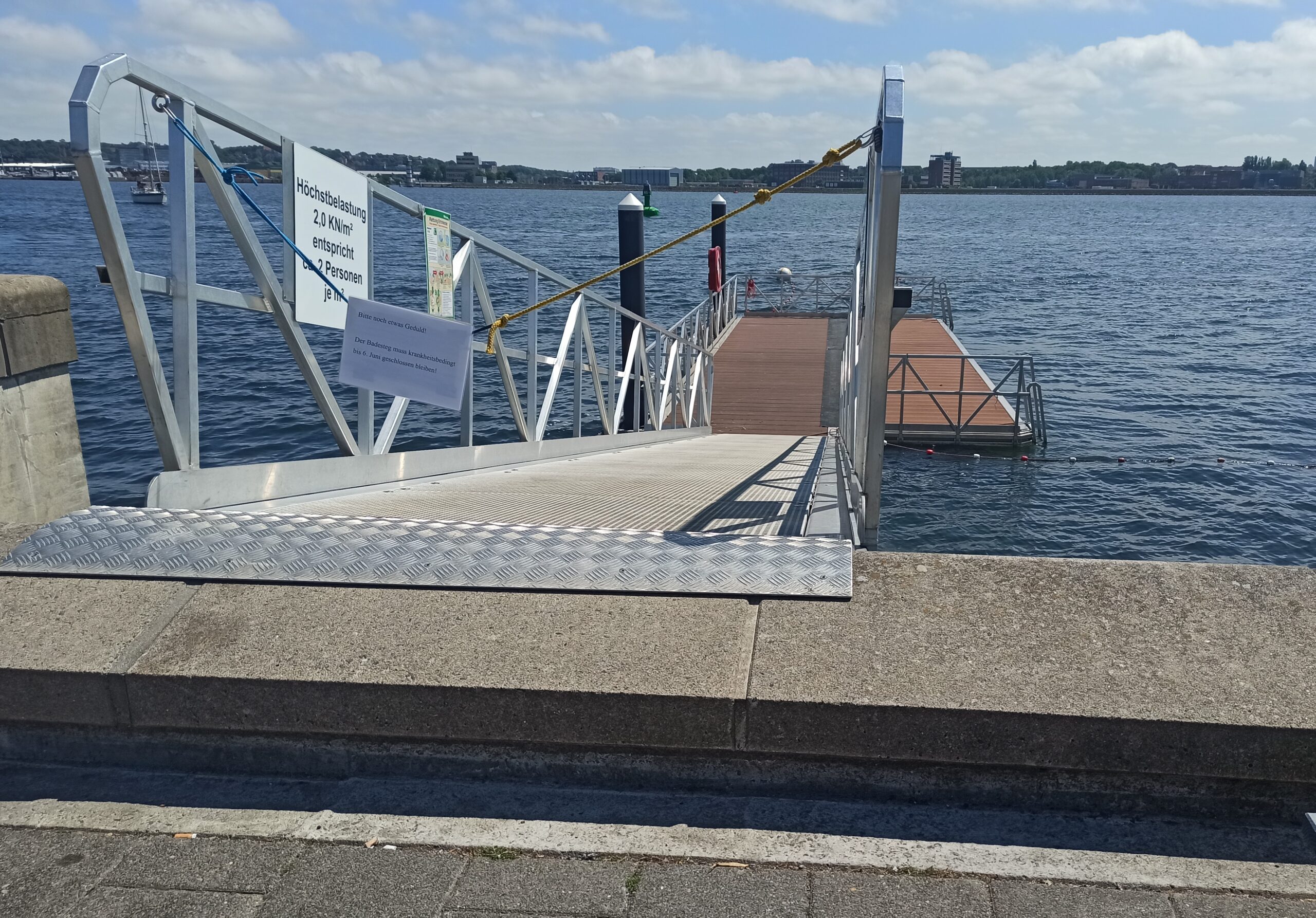 Stufe vor dem Badesteg an der Kiellinie