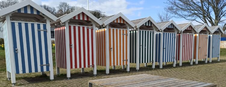 8 Umkleidekabinen aus Holz in blau, rot und gelb