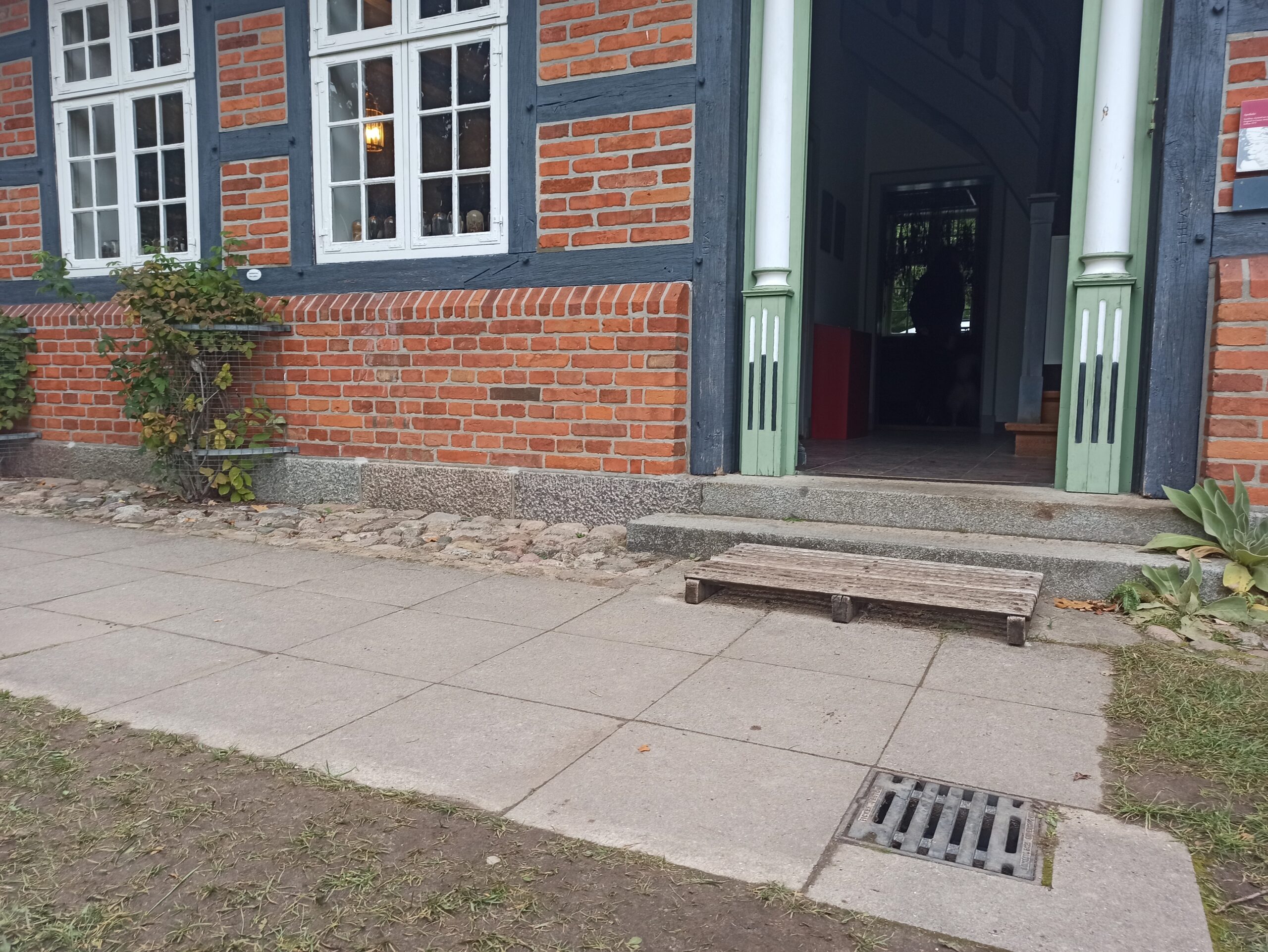 zwei Stufen vor dem "Apothekerhaus"